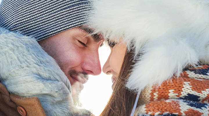 Mann und Frau sind einander zugewandt