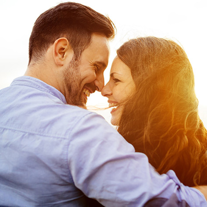 Mann und Frau umarmen sich